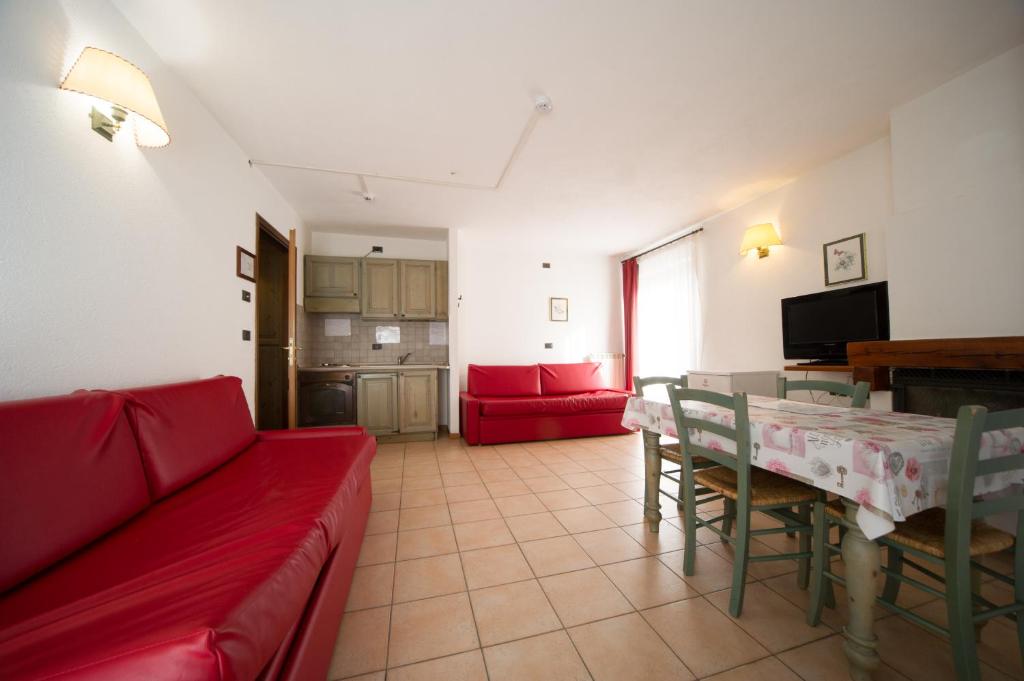 巴多尼奇亚弗雷瑞斯住宅别墅的客厅配有红色的沙发和桌子