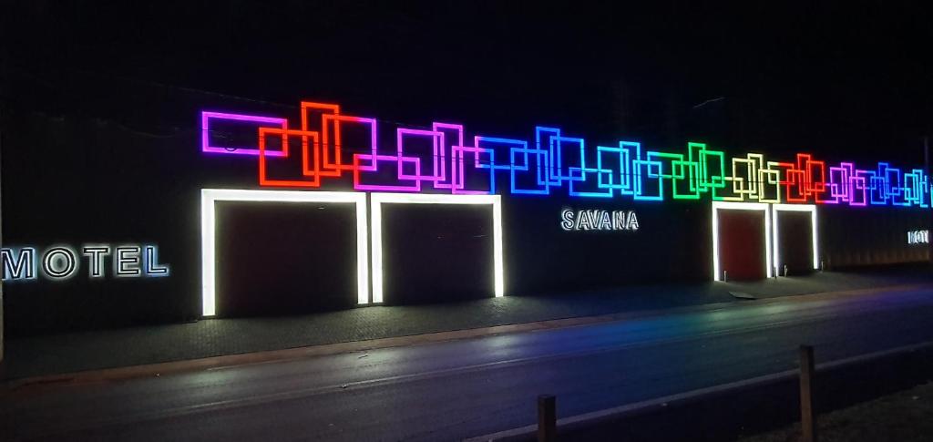里贝朗普雷托SAVANA的黑暗中带有灯光标志的建筑