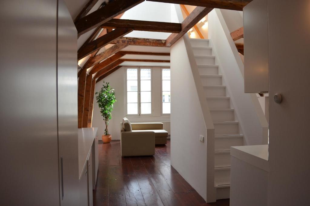 阿姆斯特丹Rembrandtplein Bed & Breakfast的走廊设有楼梯和客厅