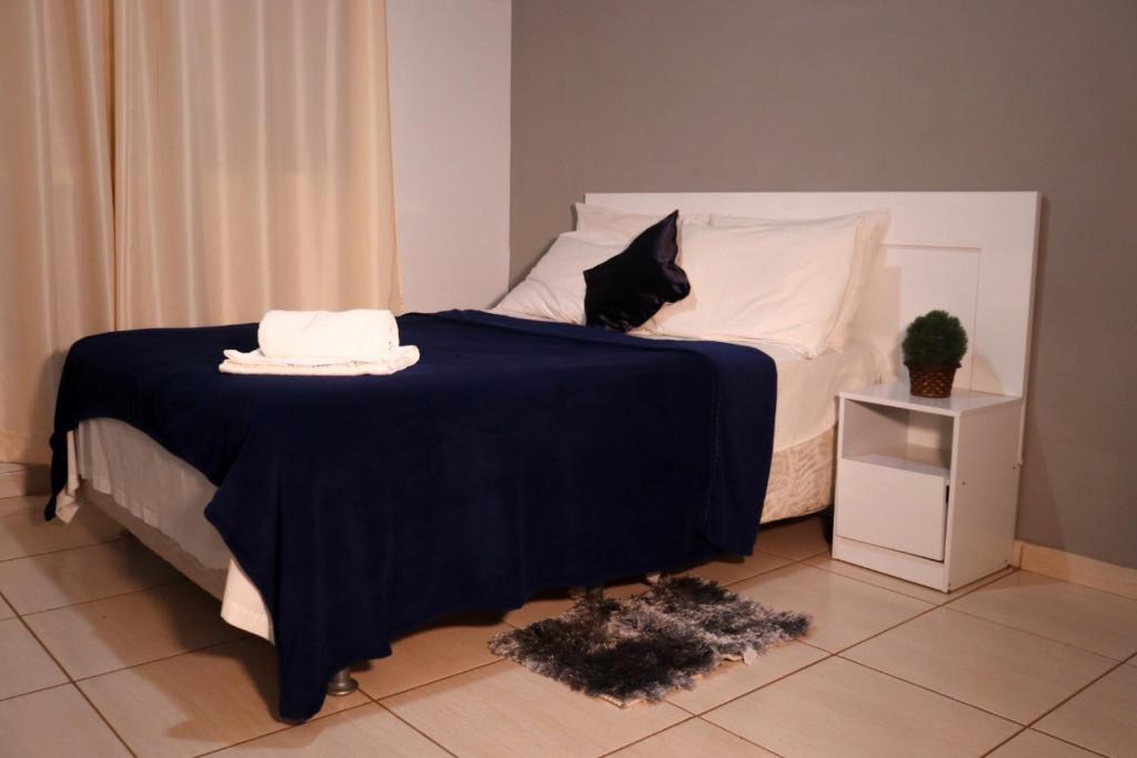 里奥韦尔迪HOTEL RIO VERDE的床上坐着一只黑猫