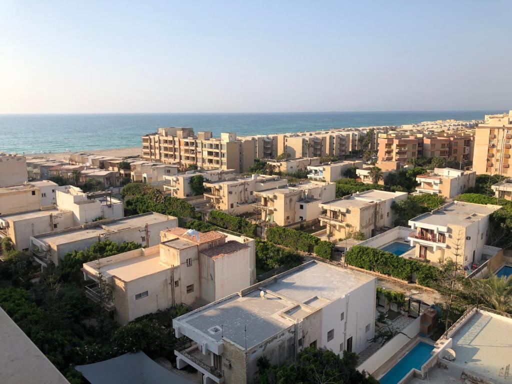 亚历山大AC, Wi-Fi Panorama View Shahrazad Beach Apartment的城市的空中景观,建筑和海洋