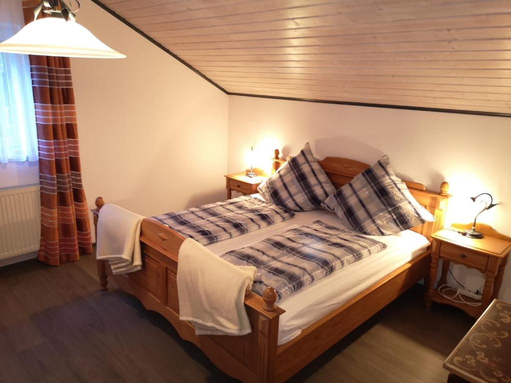 菲利普斯罗伊特Ferienwohnung - Haus Monika的一间卧室配有木床和2个床头柜