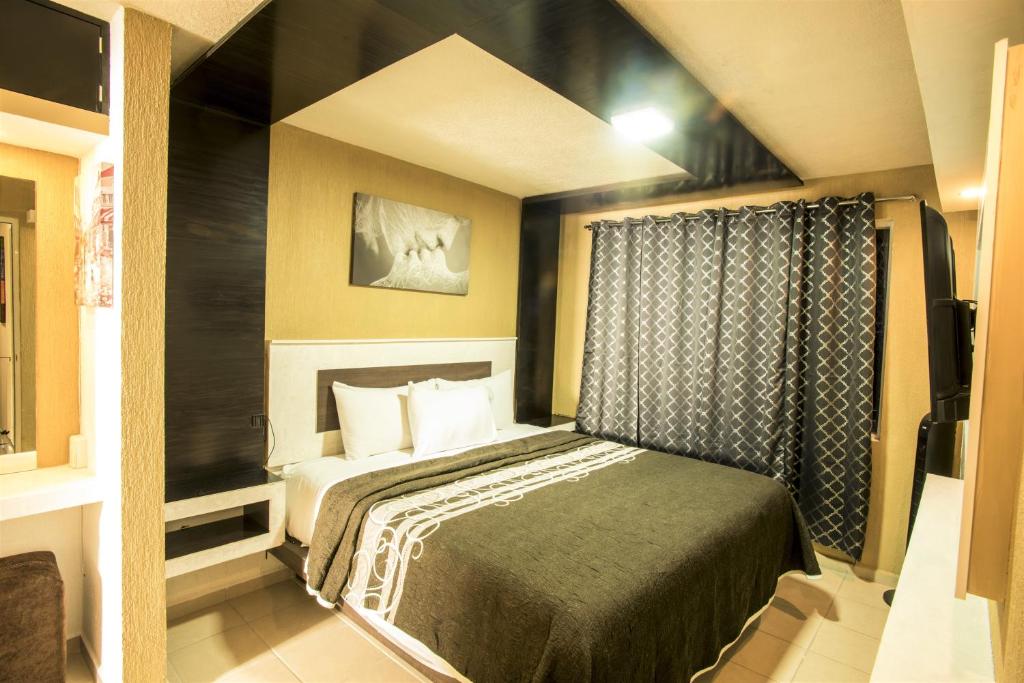 圣米格尔-德阿连德CASA LA VISTA San Miguel De Allende的小型酒店客房设有床和窗户。