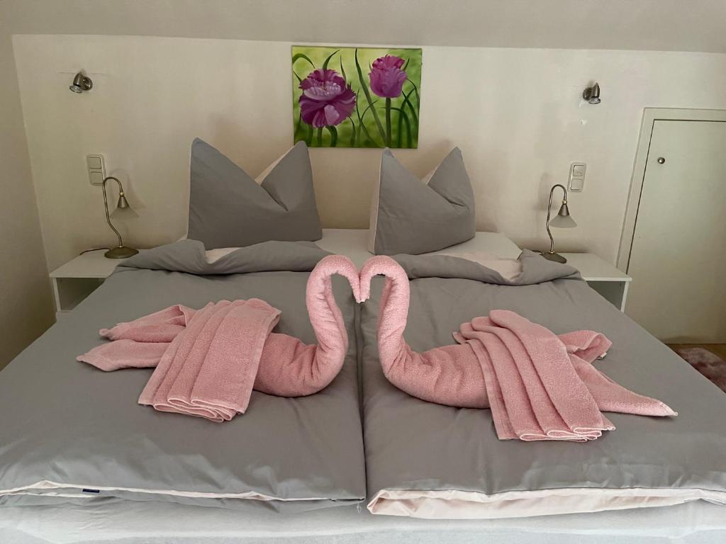 劳恩堡Marina Beach Lauenburg的床上配有2条粉红色火烈鸟毛巾