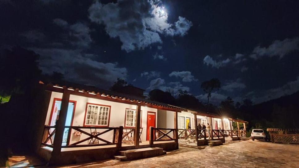欧鲁普雷图Recanto Serra do Trovão的天空中月亮的夜晚建筑