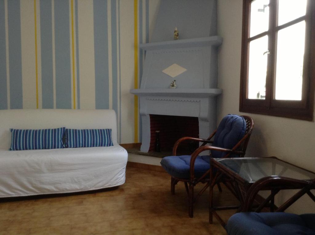 斯基亚索斯镇拉鲁一室公寓的客厅设有一张床和一个壁炉