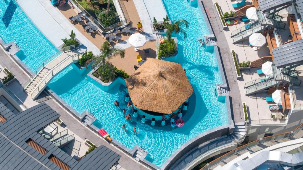 费特希耶Liberty Fabay - Ultra All Inclusive的游轮上游泳池的顶部景观