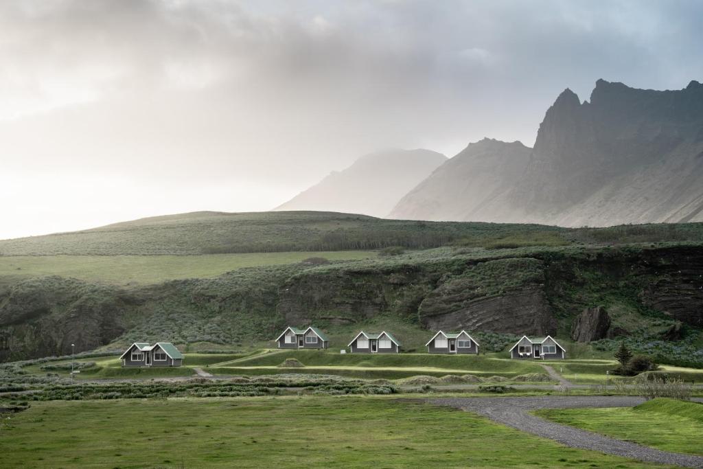 维克Vík Cottages的山地的一排房子