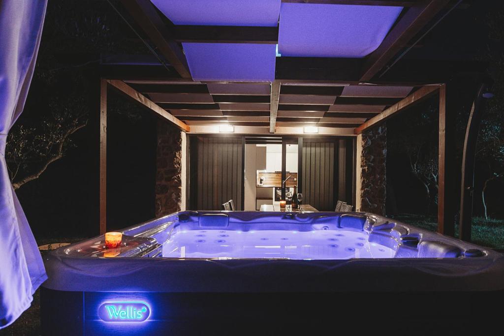 卢卡兰Capesanta atraktivna kamena kučica的客房内的大蓝色浴缸