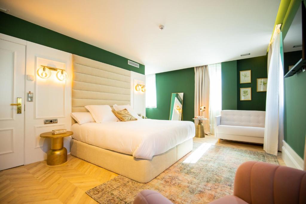 QuirogaCasa do Estanco的卧室配有白色的床和绿色的墙壁