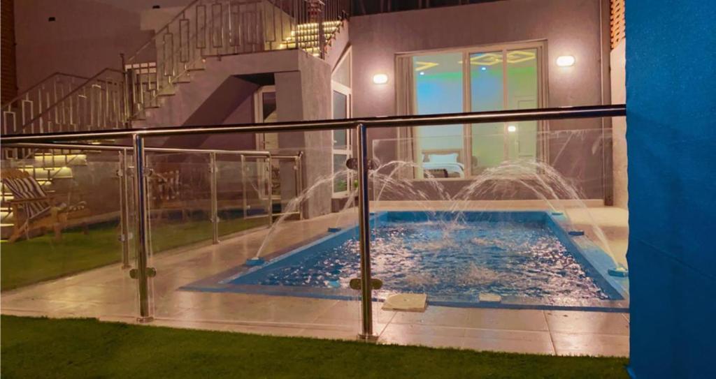 延布شاليه دانة بحر的一座带楼梯游泳池的房屋