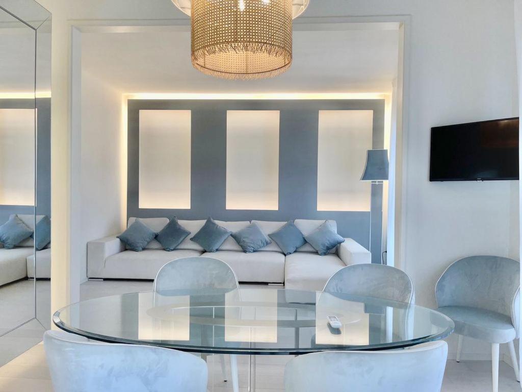 马尔米堡Luxury Home Paradise View的客厅配有玻璃桌和沙发