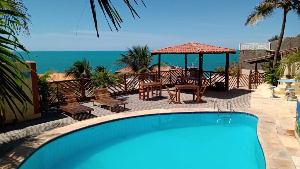 卡诺格布拉达杜瑞新绿洲望厦宾馆的一个带桌椅的海洋游泳池