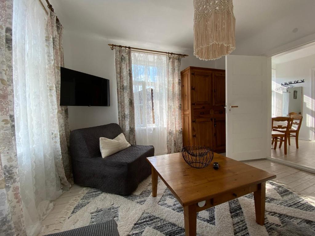 库尔迪加Hercoga Jekaba Apartaments的客厅配有椅子和茶几