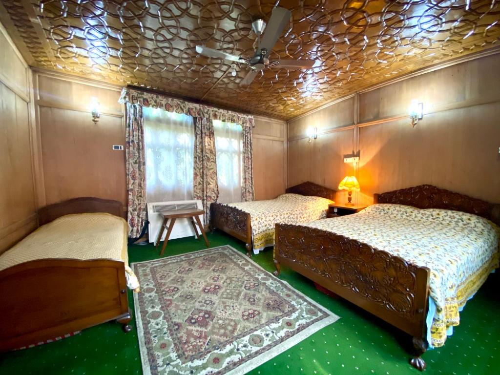 Green Paradise Houseboat - Centrally Heated客房内的一张或多张床位