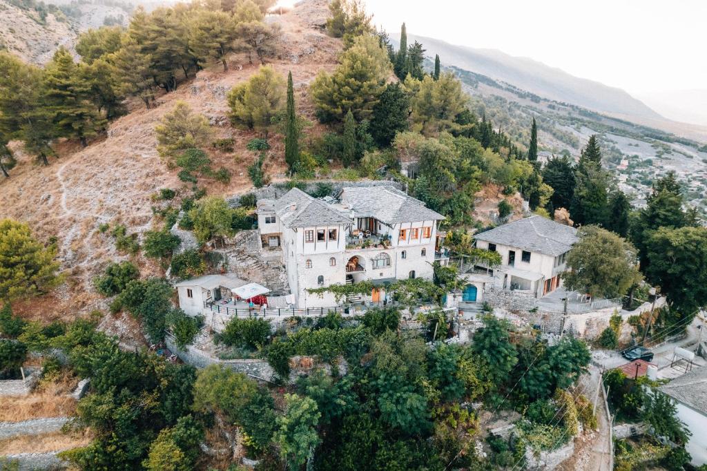 吉诺卡斯特Guest House Salaria的山丘上房屋的空中景致