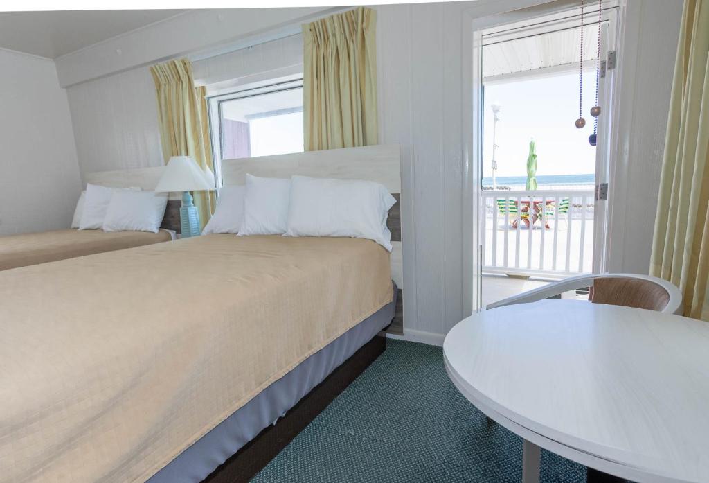 Fish Tales Boardwalk Inn &amp; Ocean Mecca Motel客房内的一张或多张床位