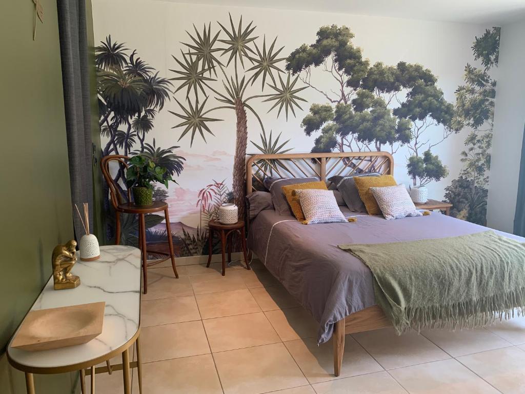 沙伯伊Chambre en Drôme Tropicale的卧室配有一张挂在墙上的植物床