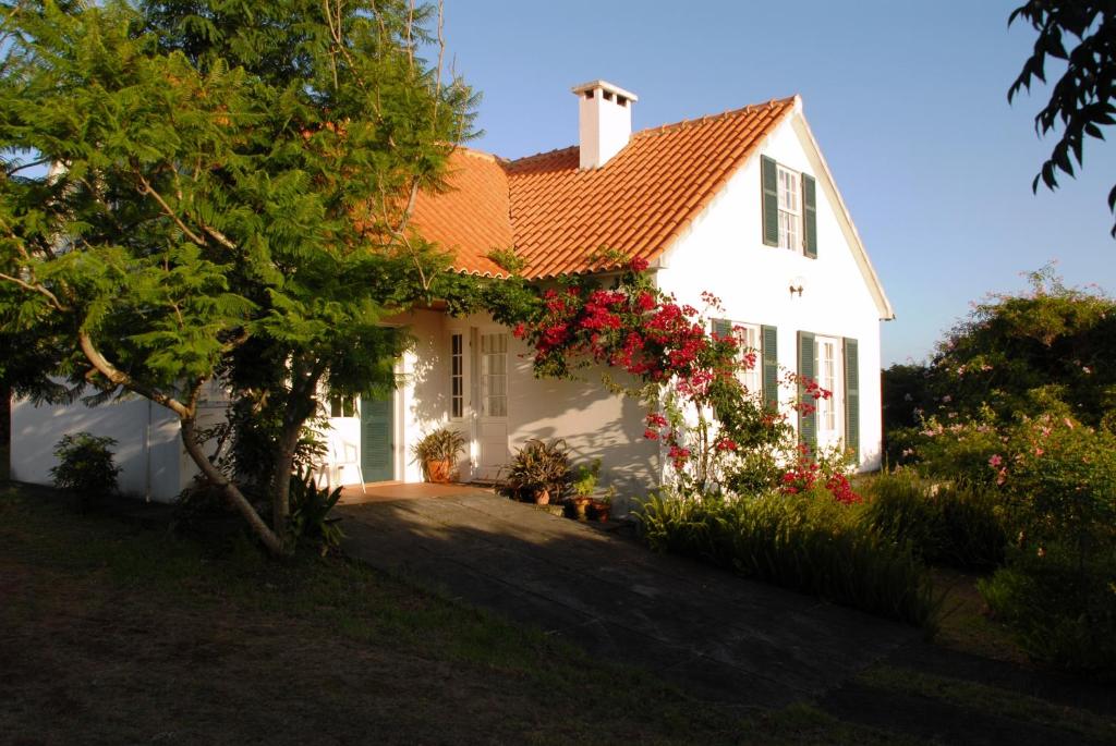 圣罗克杜皮库Casa do Areal的白色房子的一侧有鲜花