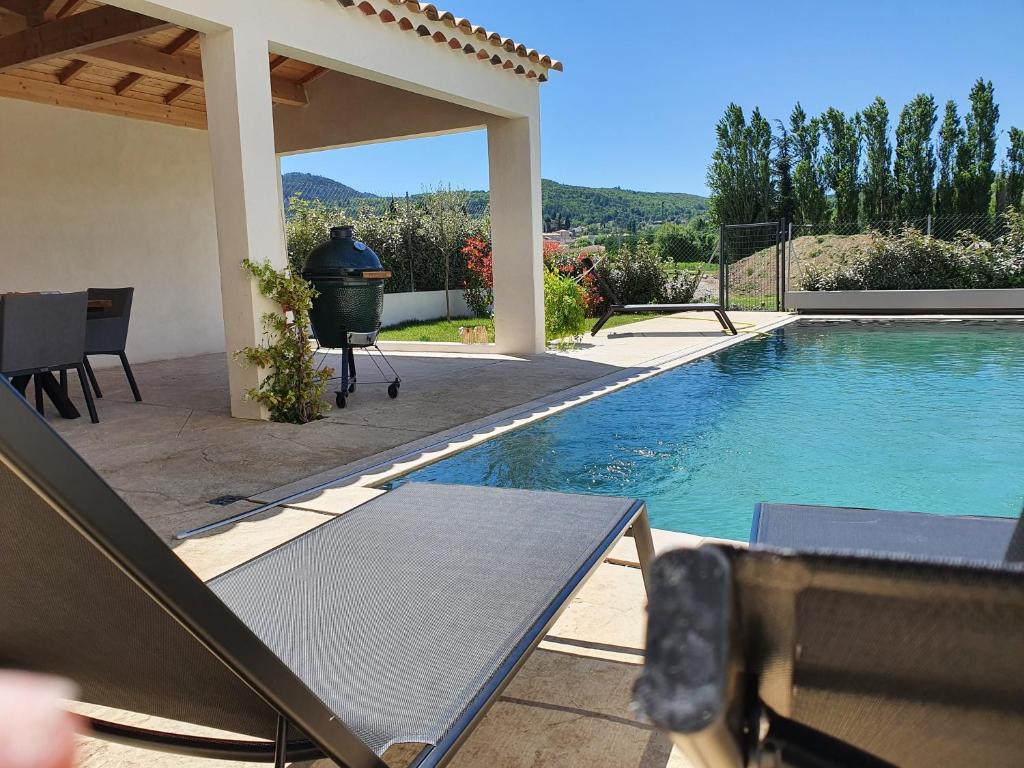 马洛塞讷Onze Villa in Provence, Mont Ventoux, New Luxury Villa, Private Pool, Stunning views, Outdoor Kitchen, Big Green Egg的一座带游泳池和烧烤架的房子