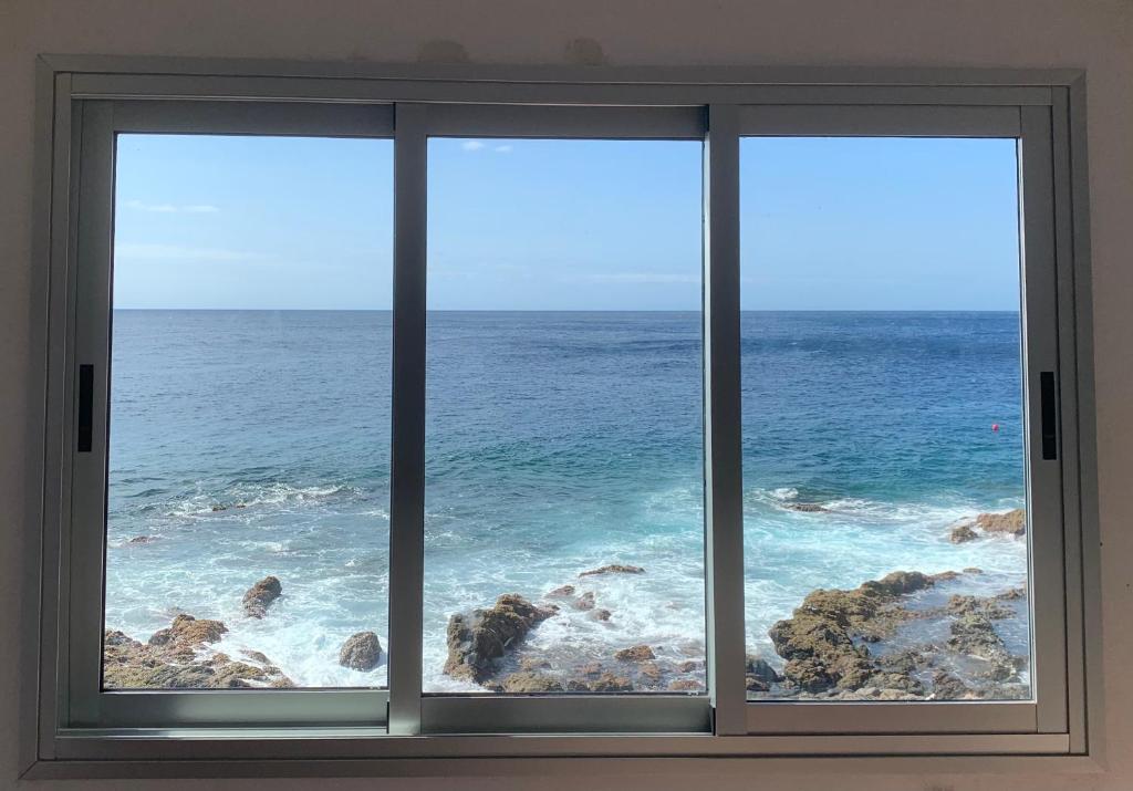 圣克鲁斯-德特内里费Maravillosas vistas al mar "Primera Línea" Apartamentos Can Toca - Seahouses的海景窗户