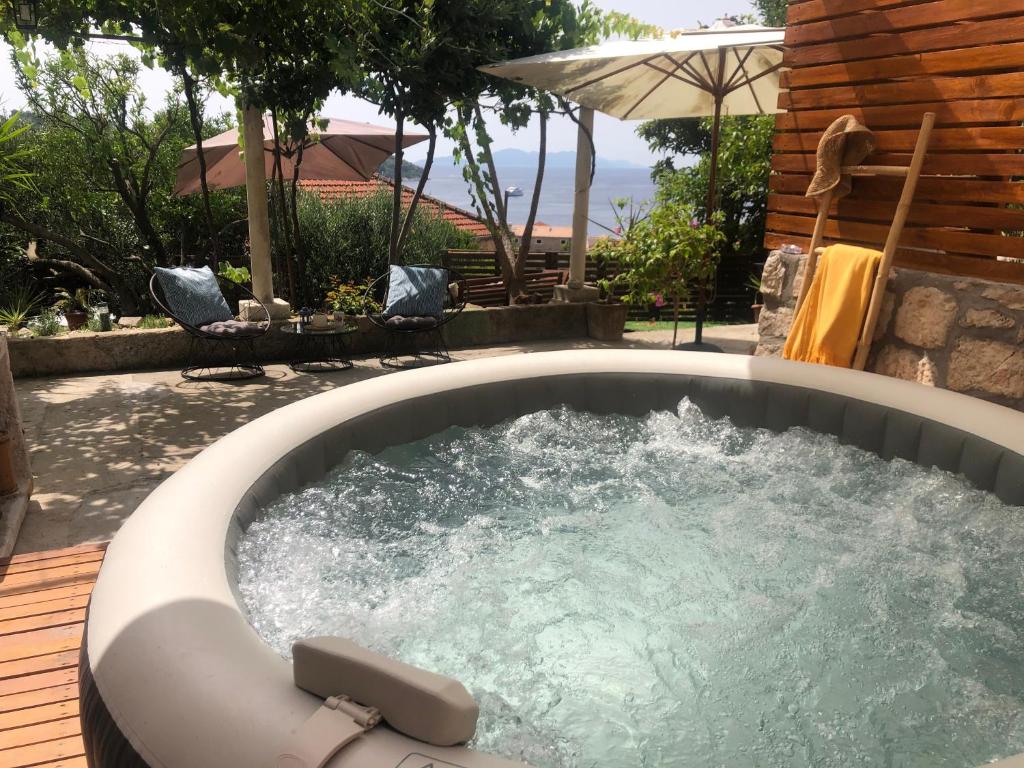 洛帕德SECRET PARADISE-Holiday home with hot tub and BBQ的后院的热水池