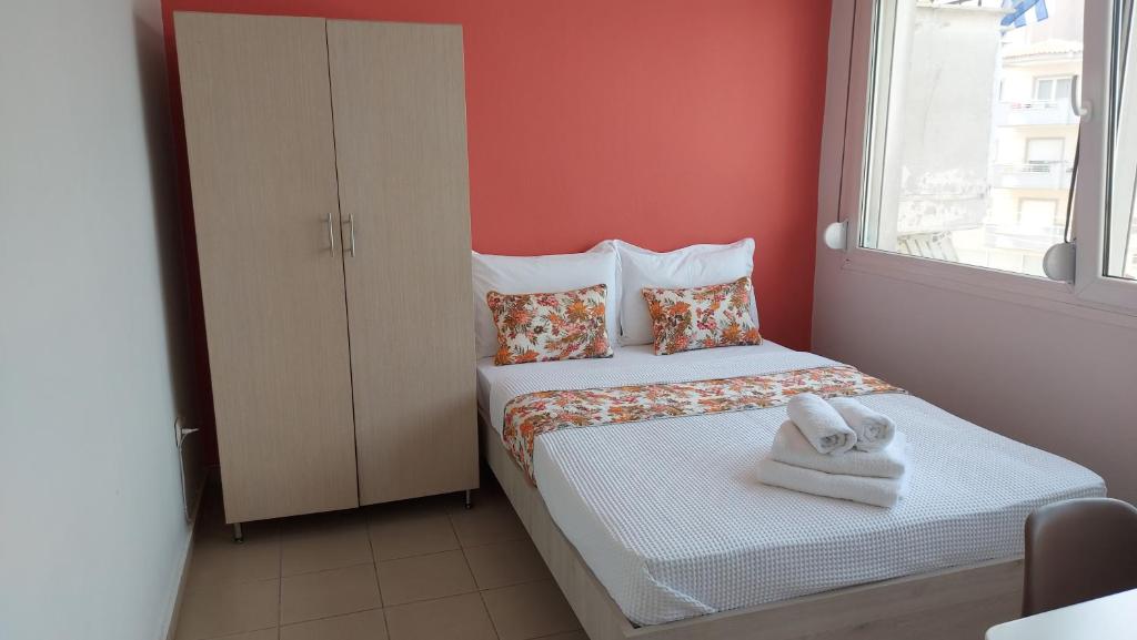 科莫蒂尼Kapsouli Square Komotini的一间小卧室,配有带毛巾的床