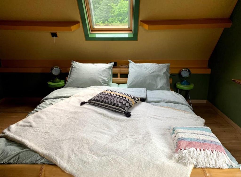 RodereschOeroeboeroe的卧室内的一张大床,配有两个枕头