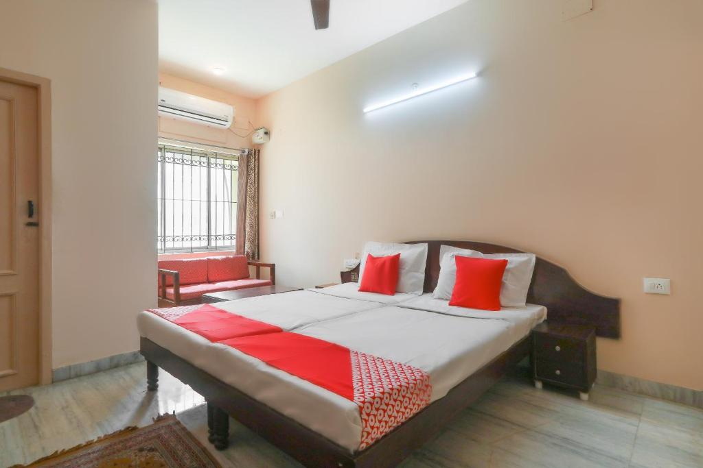 塞勒姆Hotel Pearls的一间卧室配有一张带红色枕头的床