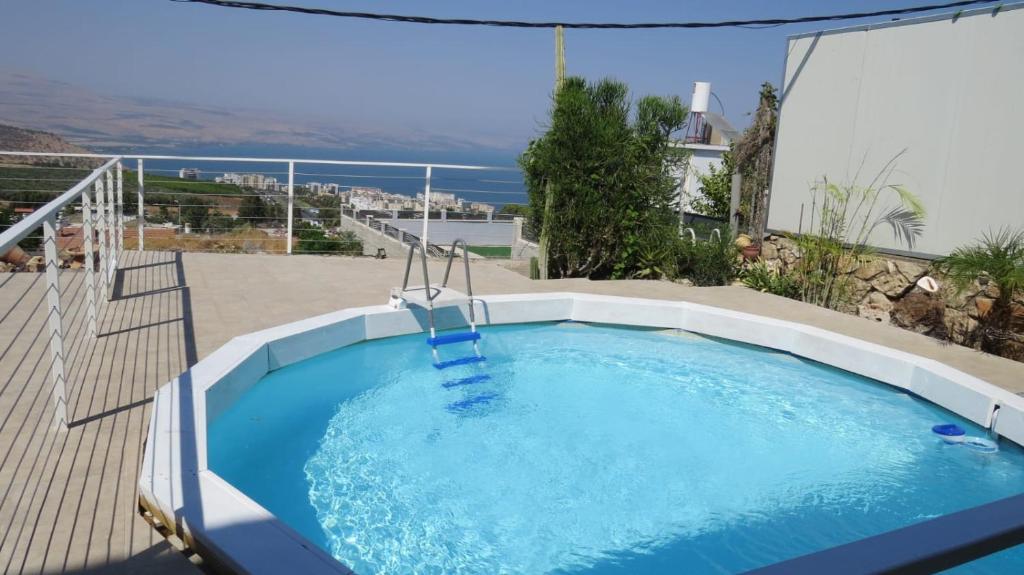 提比里亚Beit Nofesh的美景庭院内的大型游泳池