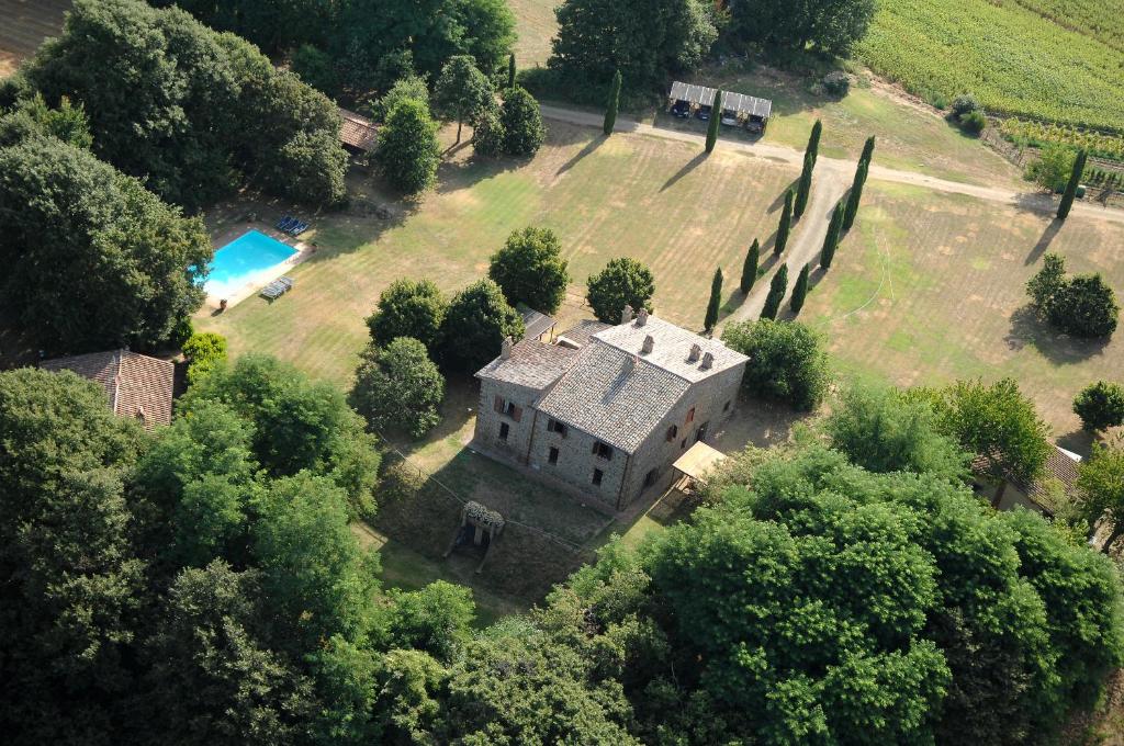 San Lorenzo Nuovo拉斯皮内塔度假屋的享有带游泳池的房屋的空中景致