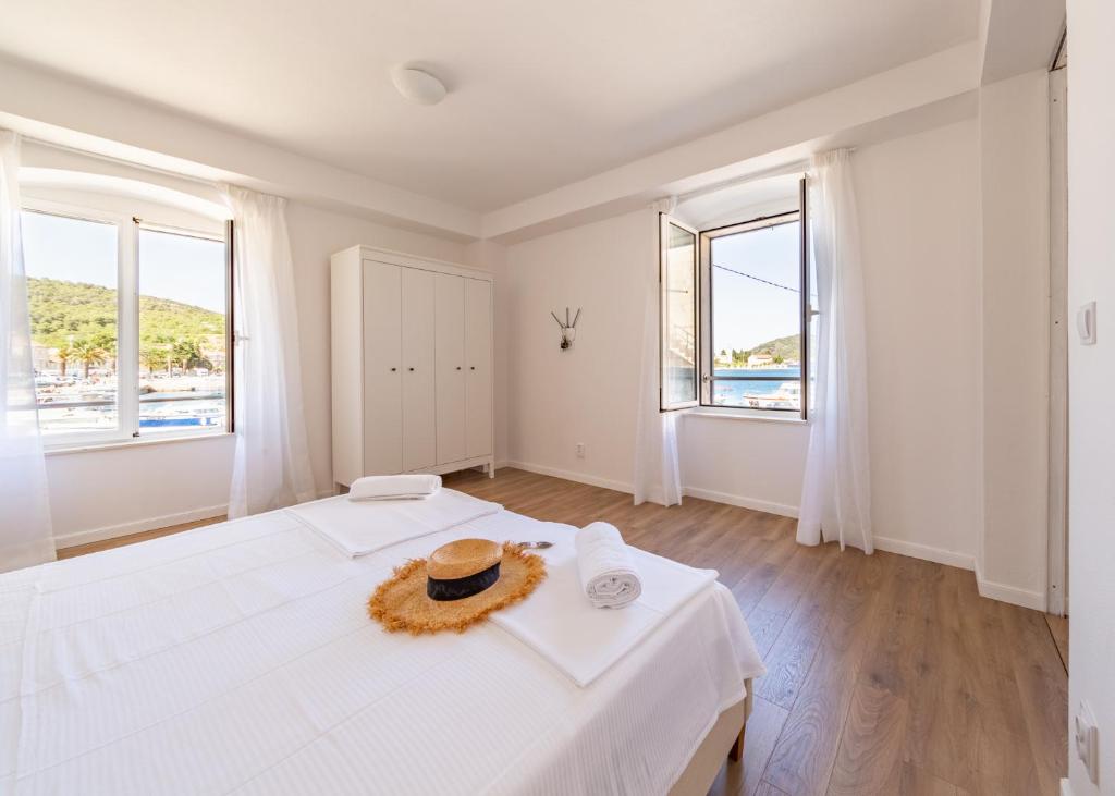 维斯Central Seaside Residence的一间白色卧室,配有两张床和两个窗户