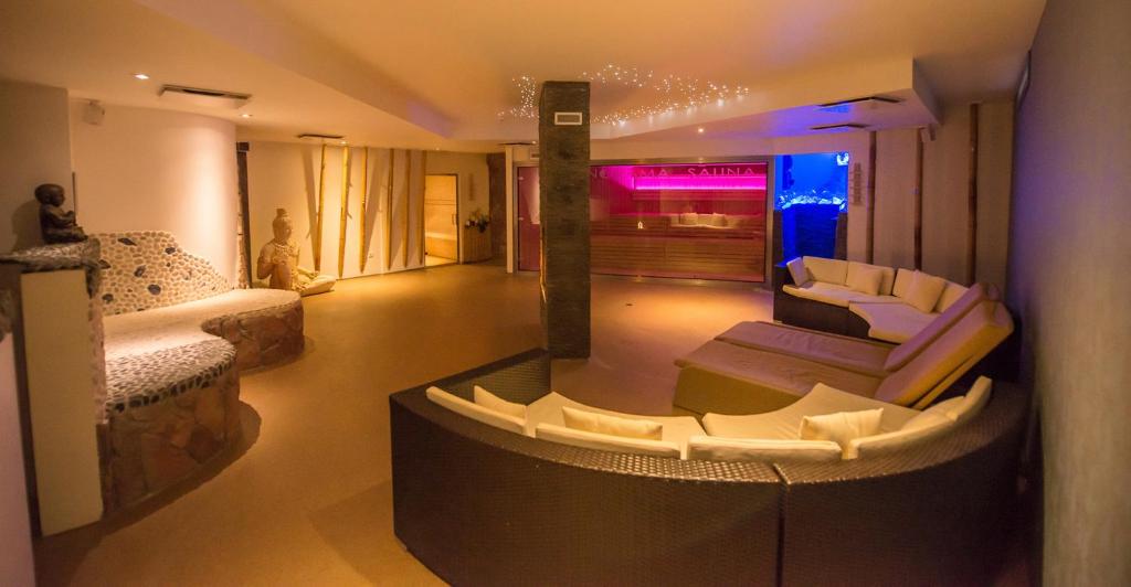 奥斯坦德艾斯特日德皇家酒店的一间带两张床和一张沙发的客厅