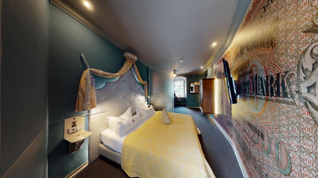 Elgersburg埃尔格尔斯堡斯罗斯酒店的卧室位于客房的角落,配有一张床