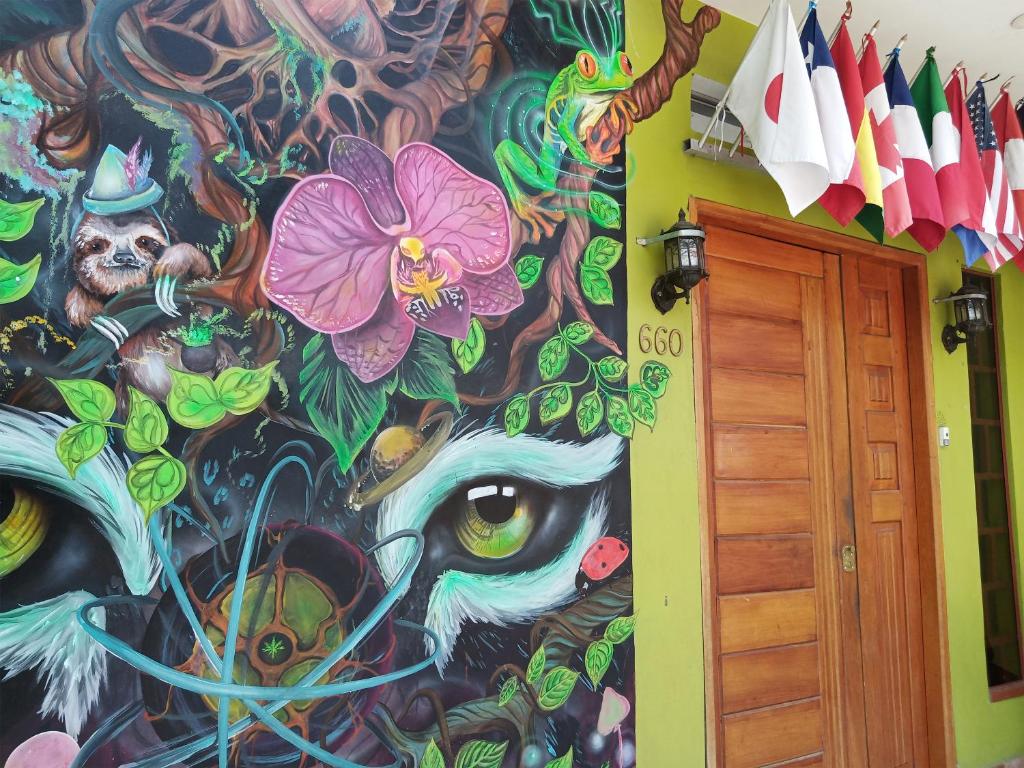 伊基托斯Moicca Youth Hostel的墙上有色彩缤纷的绘画作品