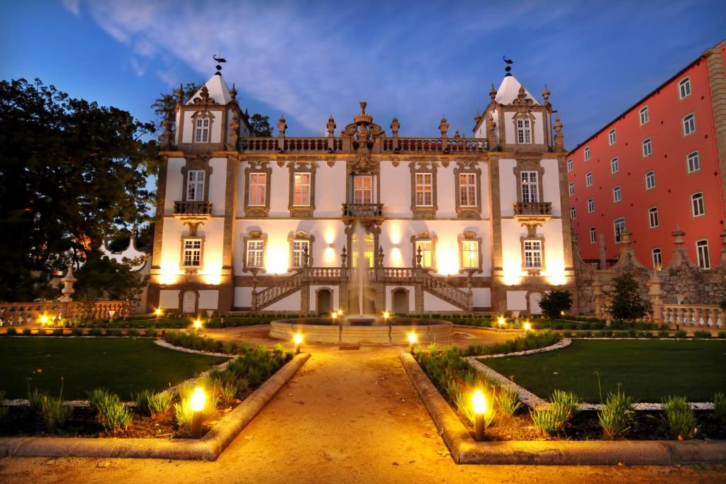 波尔图Pestana Palacio do Freixo, Pousada & National Monument - The Leading Hotels of the World的前面有灯的大建筑
