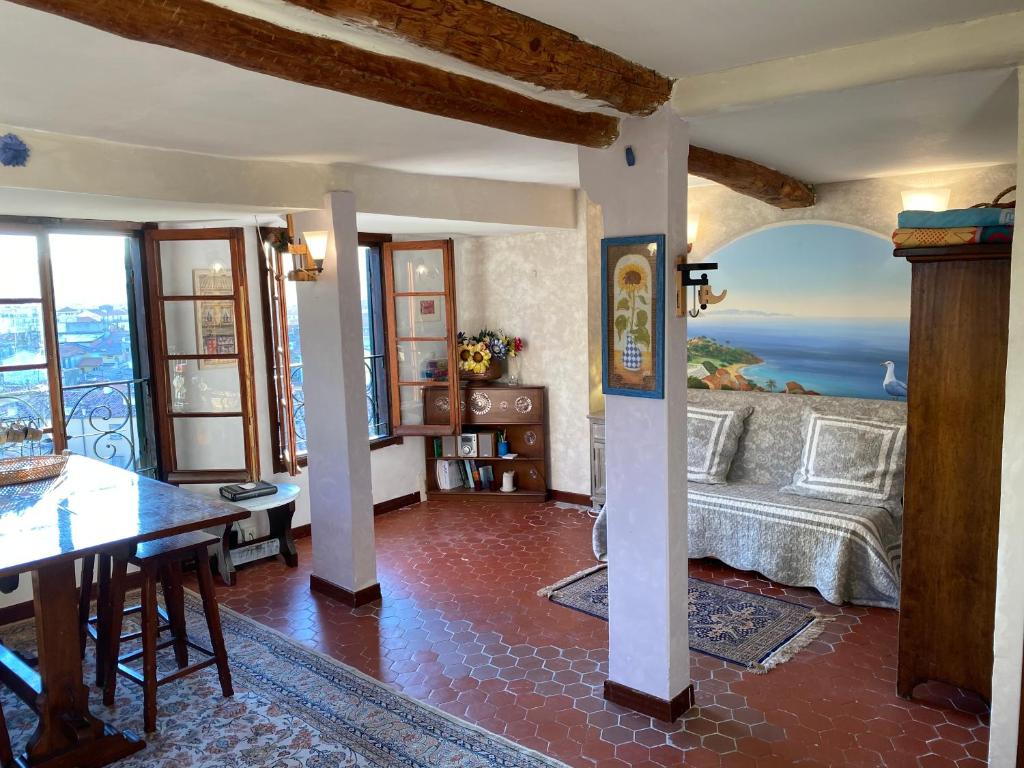 尼斯CHARMANT HOME-Azur Charmant的客厅配有床和桌子