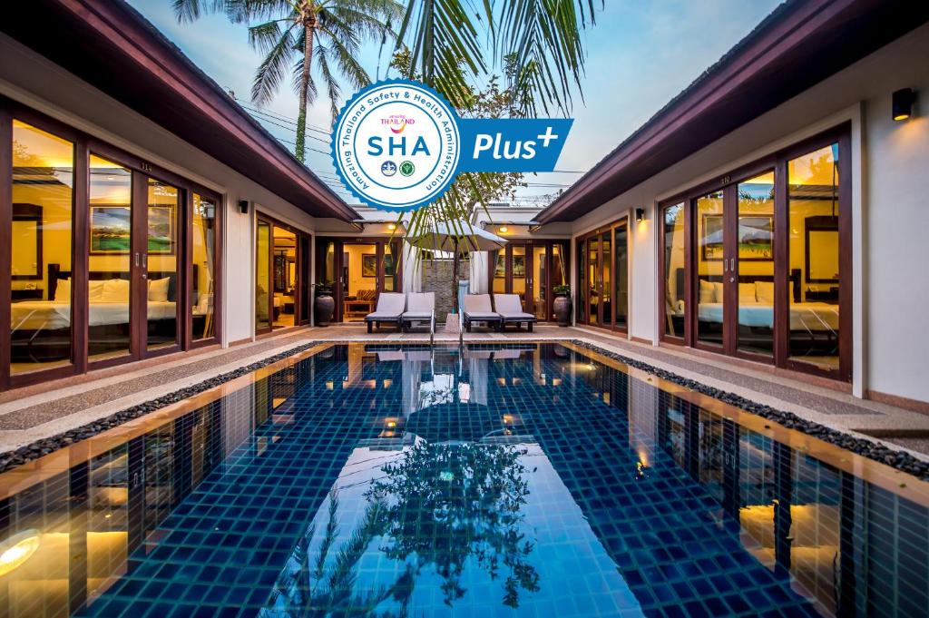 邦涛海滩Pai Tan Villas - SHA Extra Plus的shka pust度假村的游泳池和spa