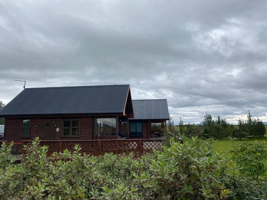 海拉Borgarbæli的一座带黑色屋顶的木屋