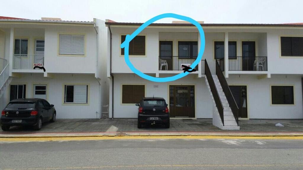 加罗帕巴Apartamento 02的建筑物边的蓝色圆圈