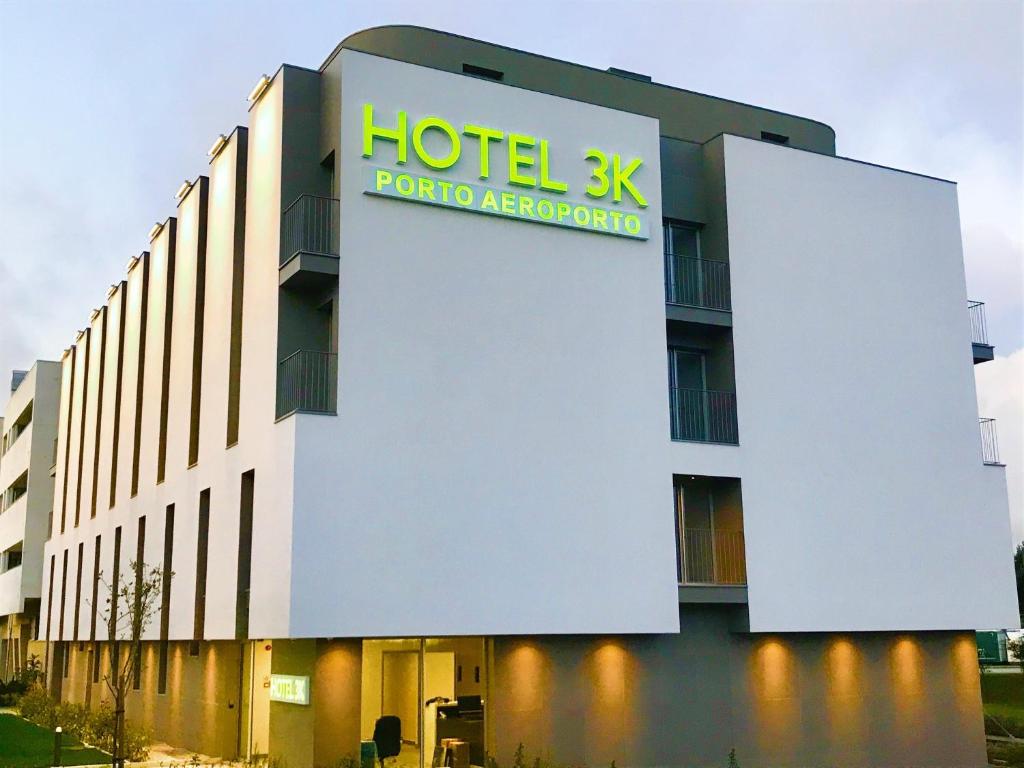 马亚Hotel 3K Porto Aeroporto的一座酒店平方公里的建筑,上面有标志