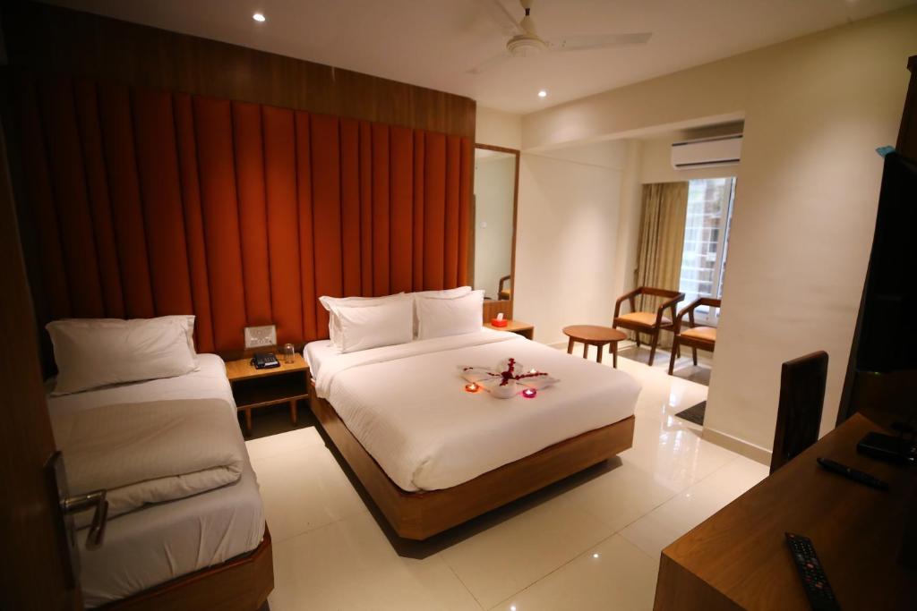 纳威孟买Hotel Dream Residency的酒店客房带两张床和一个客厅