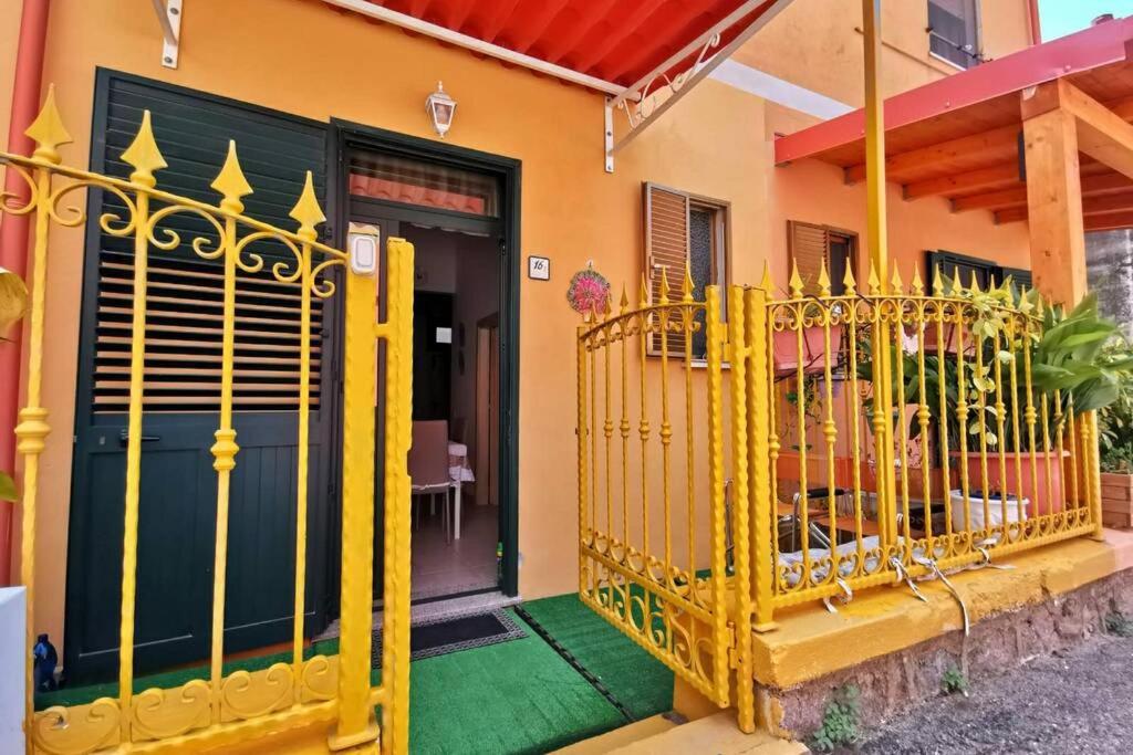 伊格莱西亚斯Casa Shardana的房屋前的黄色围栏