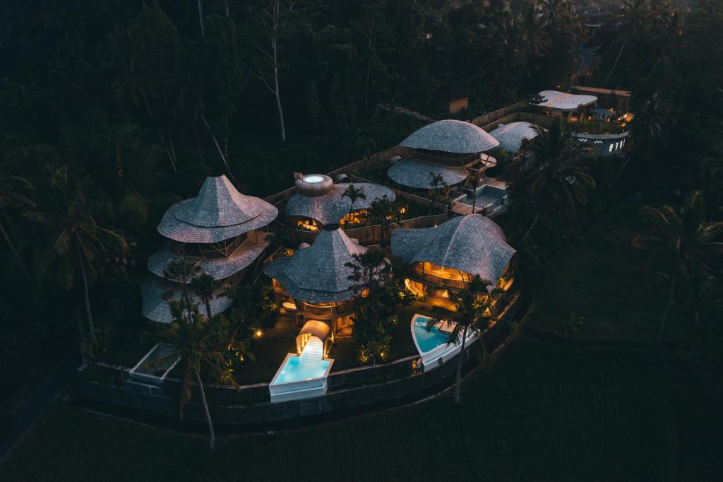 TampaksiringEco Six Bali的享有度假村的空中景致,设有大楼
