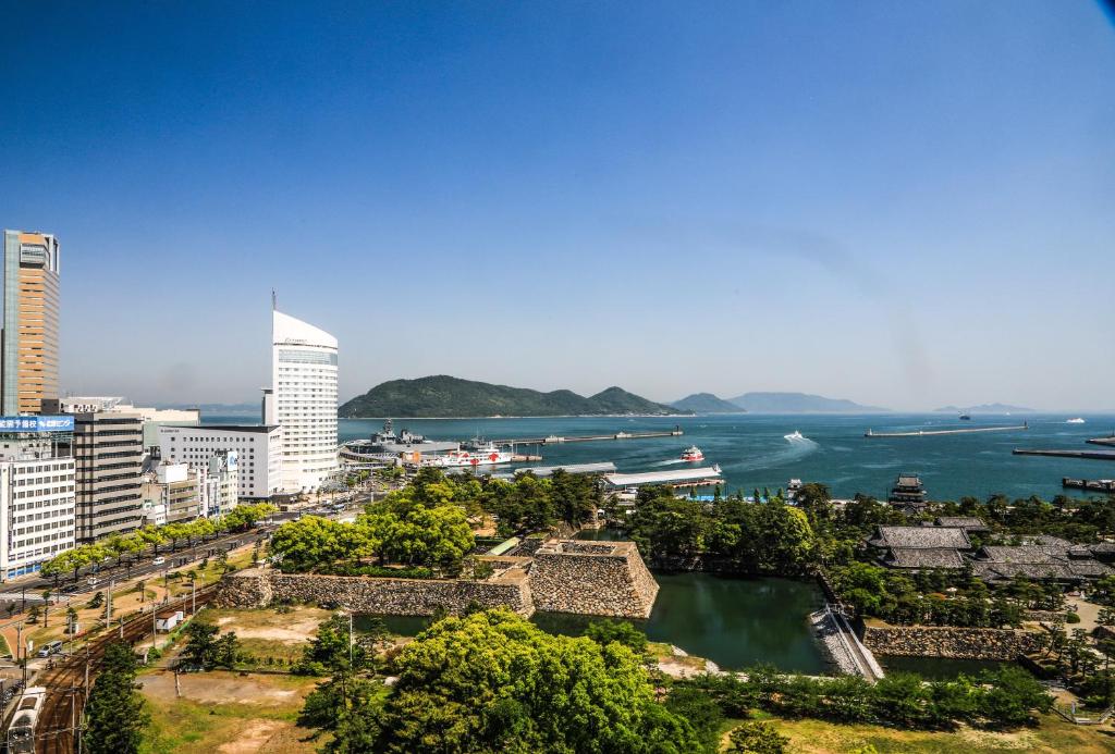 高松JR克莱门特高松酒店的享有海洋和建筑的城市美景