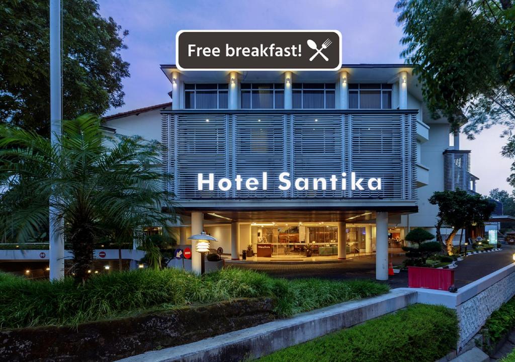 万隆万隆珊迪卡酒店的带有读酒店Santatal的标志的酒店