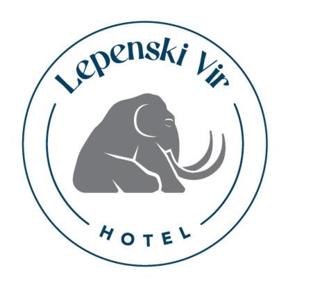 下米拉诺瓦茨Hotel Lepenski Vir的一只大象在圆圈里,用卡普西斯维尔的词