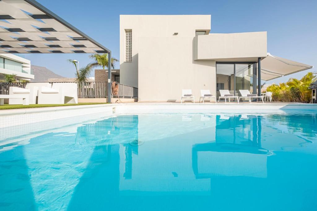 阿德耶Villa Alisios Golf Luxury Tenerifesummervillas Heated pool的别墅前的游泳池