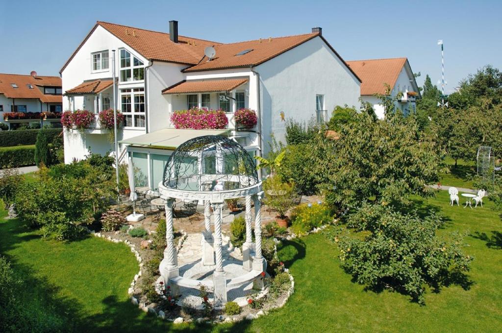 多瑙河畔诺伊施塔特Pension Martinus的鸟笼屋前的花园