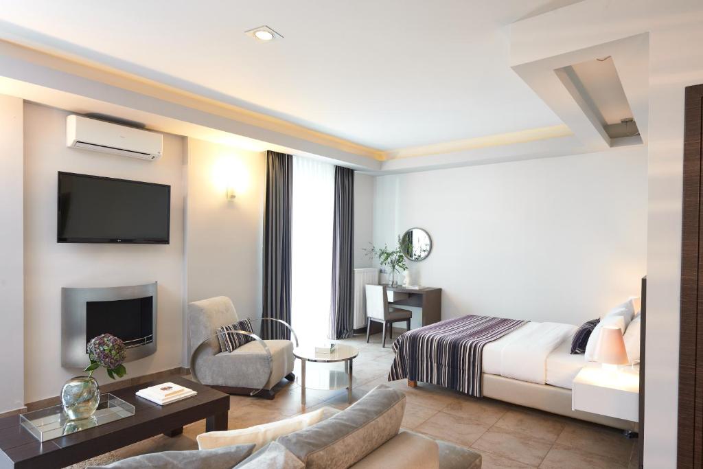 哈尔基多纳梅森酒店的酒店客房设有床和客厅。